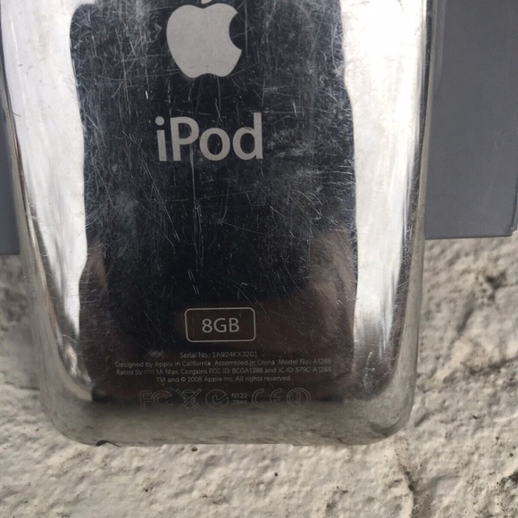 RARE John Lennon iPod 8GB and 16GB iPod Touch 1st Generation 2007 Pair - Picture 2 of 5